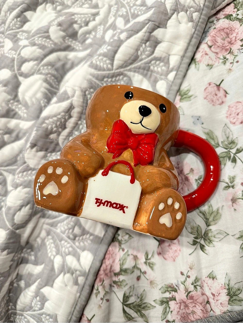 TJ Maxx Bear Holding Shopping Bag Ceramic Mug Brown & Red